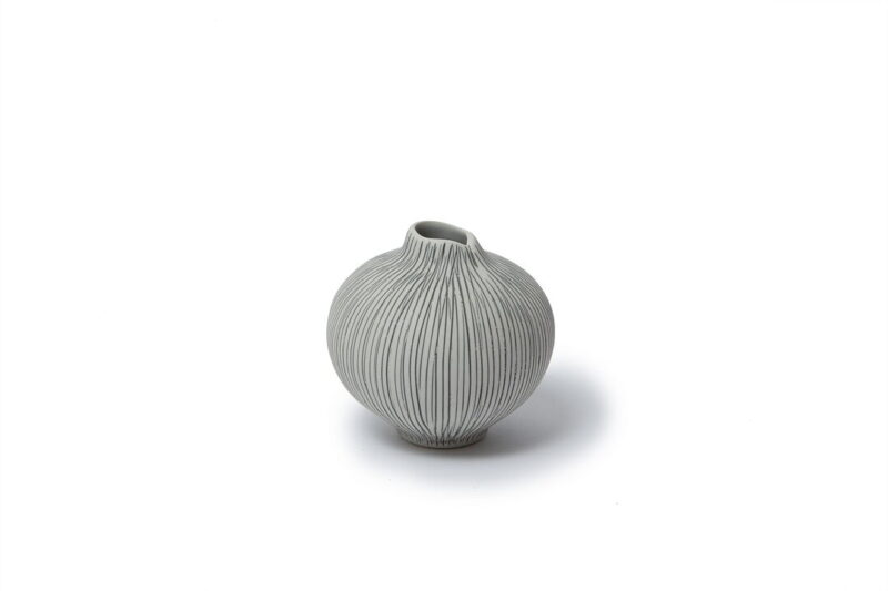 line vase medium grey